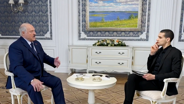 白俄羅斯總統盧卡申科接受知名自媒體人馬里奧·納法爾采訪。