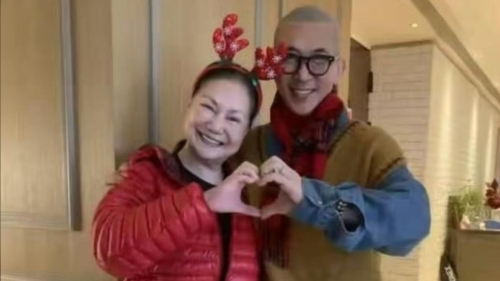 大S媽媽黃春梅（紅衫）。