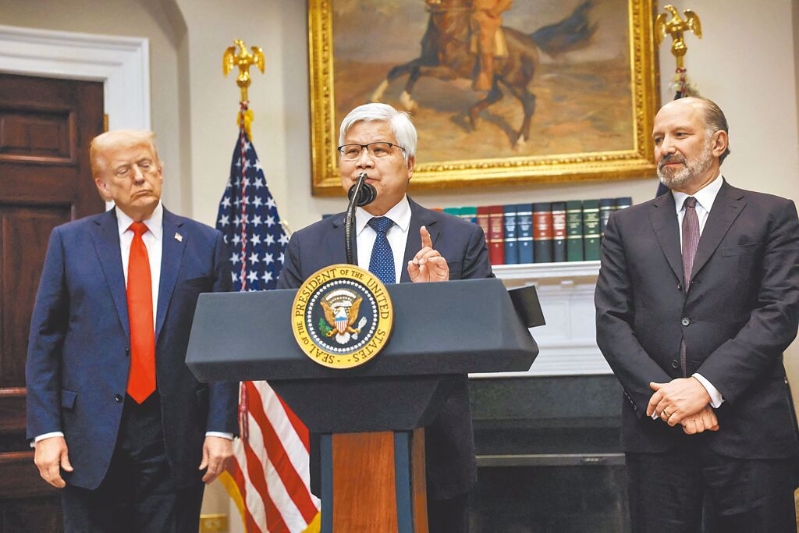 特朗普(左) 特朗普(左)