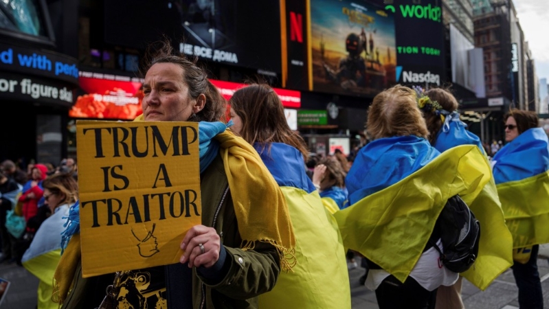 2025年3月1日，烏克蘭社區成員和支持者聚集在紐約時代廣場，有人舉標語反特朗普。 美聯社