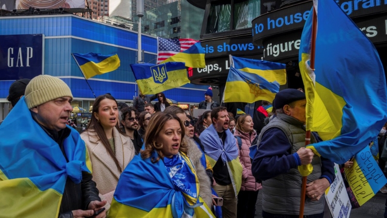 2025年3月1日，烏克蘭社區成員和支持者在紐約時代廣場集會。 美聯社