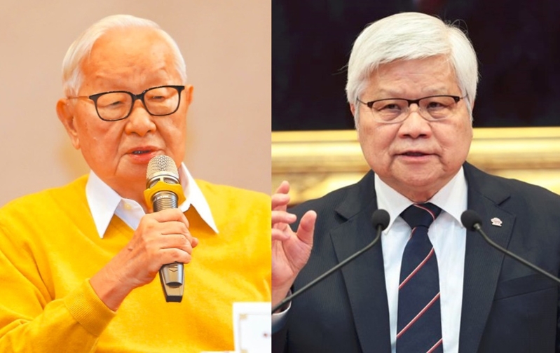 魏哲家（右）當董座的臺積電爆發移美爭議，有學者喊話希望張忠謀（左）回鍋。