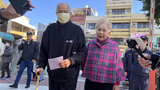 柯父柯承發(左)與柯媽何瑞英(右) 柯父柯承發(左)與柯媽何瑞英(右)