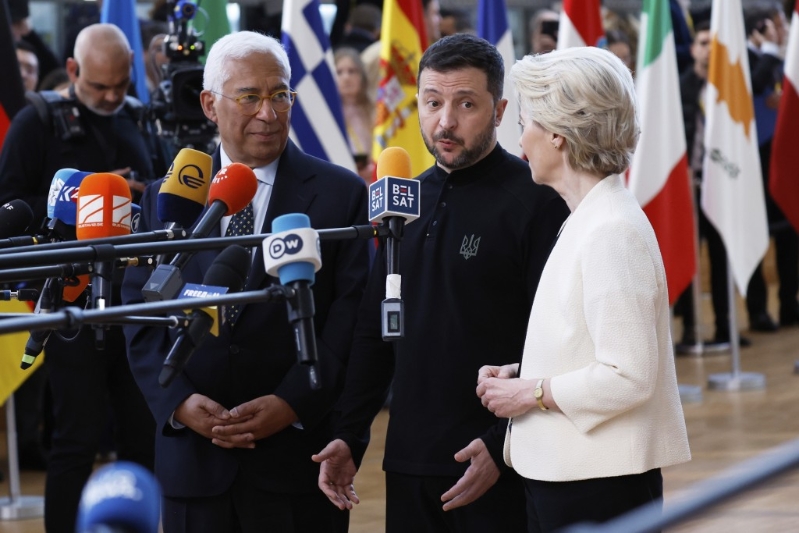 澤連斯基（中）出席歐盟特別國防峰會。