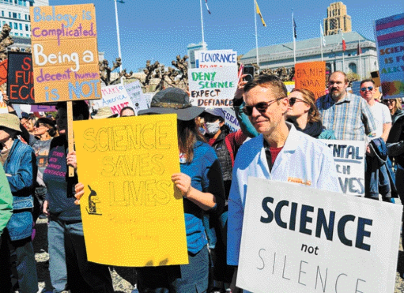 成百上千名科學家和倡導者到市府廣場聲援集會。