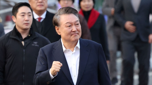 尹錫悅離開拘留所時握拳示意。