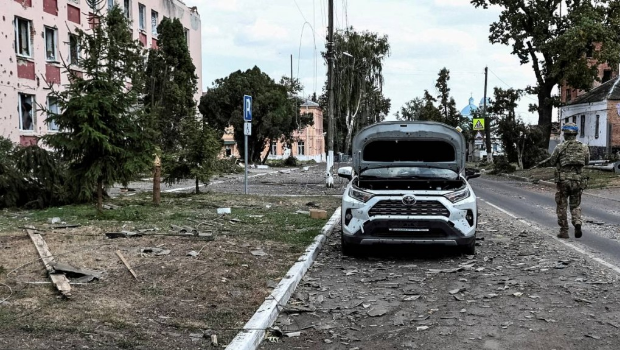 烏克蘭士兵在庫爾斯克街頭巡邏。