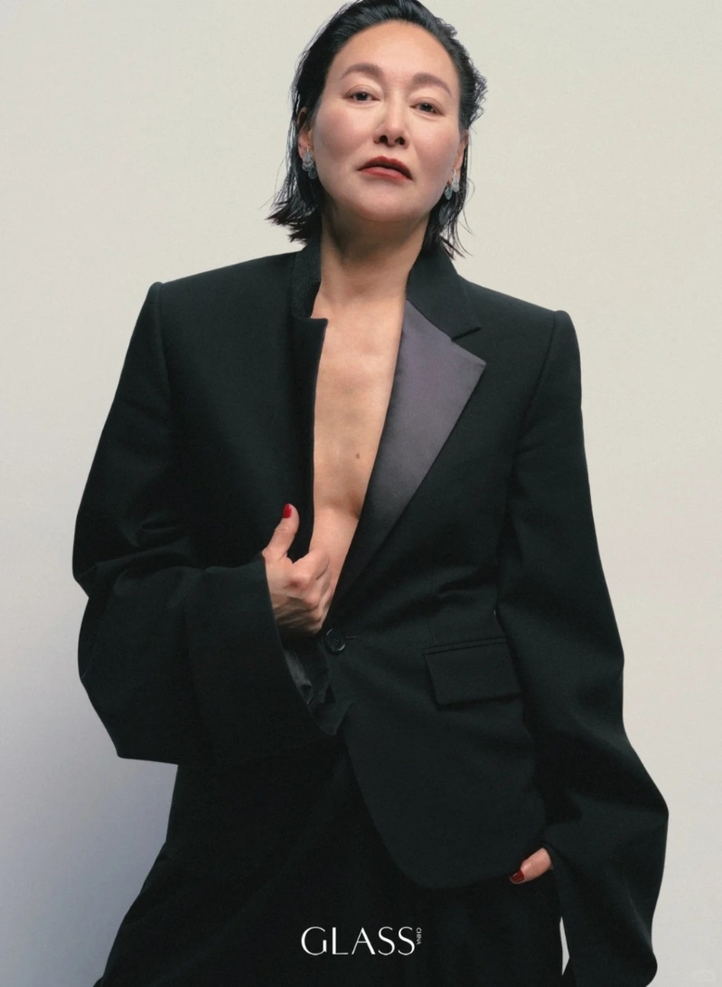 惠英紅為國際知名奢侈品牌拍宣傳照，真空上陣中門大開力秀知性美，品牌剛釋出美照。