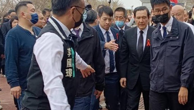 民眾黨前主席柯文哲父親柯承發10日上午舉辦告別式，前臺灣領導人馬英九（右二）9點30分左右到場。