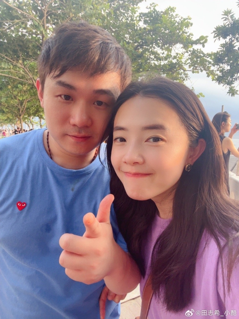 田志希在微博分享與丈夫徐克的合照。