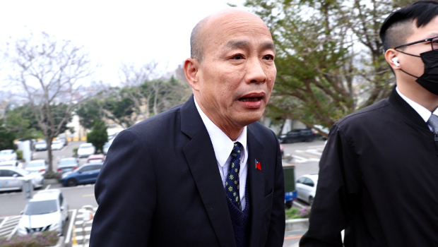 民眾黨前主席柯文哲父親柯承發老先生10日舉行告別式，“立法院長”韓國瑜（見圖）前往致哀。