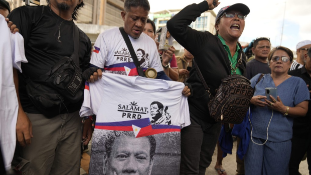 杜特爾特的支持者在馬尼拉維拉莫爾空軍基地外聚集。