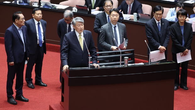 針對“立委”傅崐萁質詢各部會的預算增加多少？有沒有窒礙難行的部分？“經濟部長”郭智輝（左四）上臺不語。