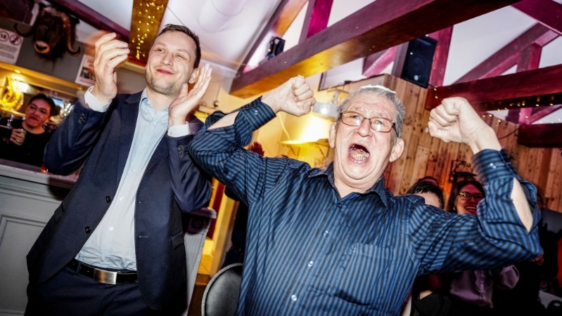 格陵蘭選舉結束，民主黨（Demokraatit）黨魁尼爾森（左）慶祝勝選。 美聯社