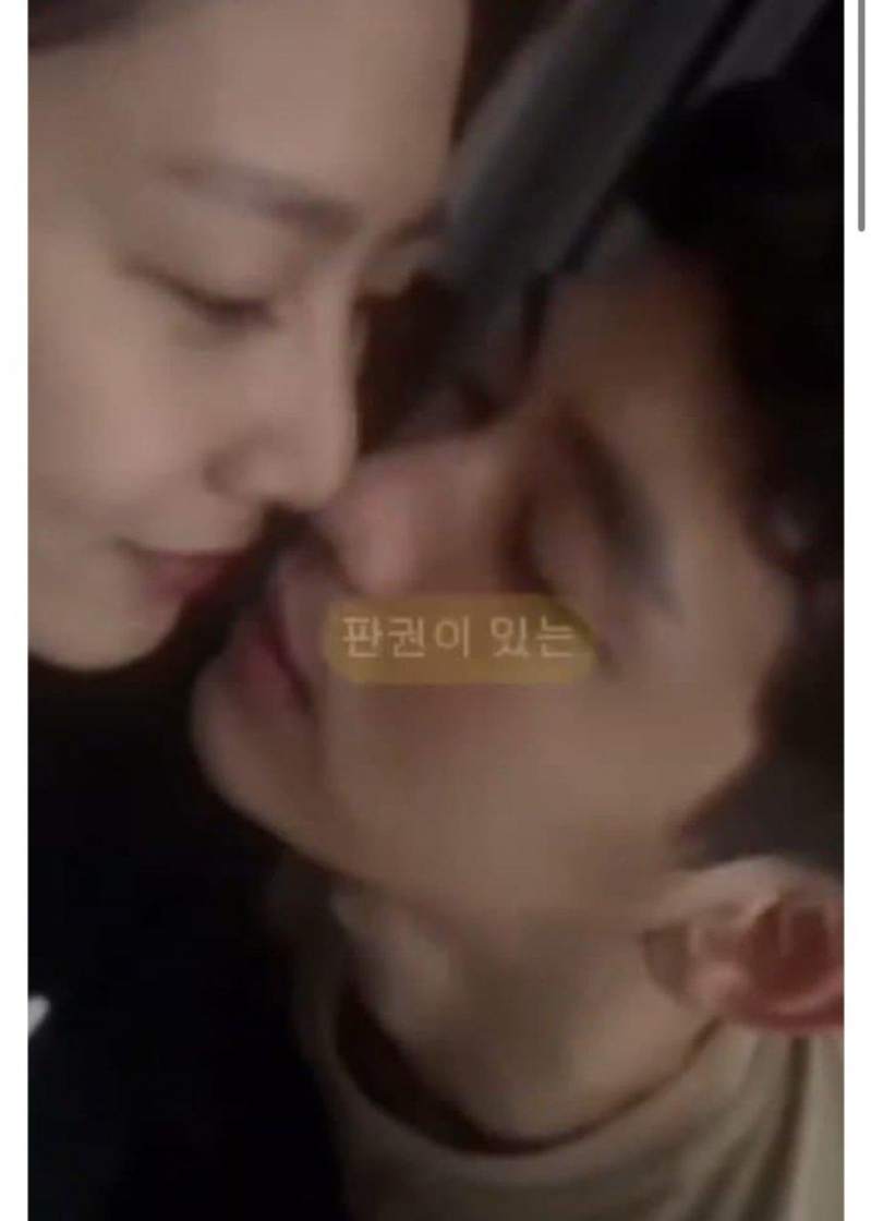 12日又再有親密照流出。