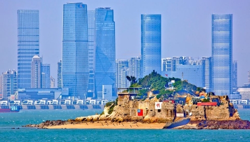 從臺灣金門的小島眺望廈門的高樓