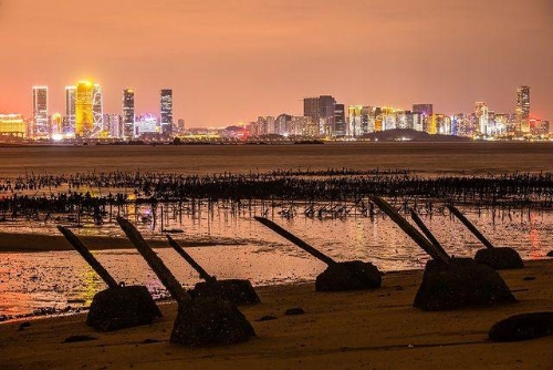 從金門防登陸作戰海灘看廈門夜景。
