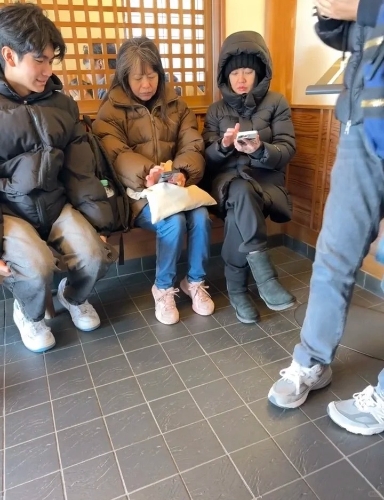 時隔一個多月，有網民在小紅書上分享了多張1月期間在日本箱根溫泉偶遇小S與大姐徐熙嫻的照片。