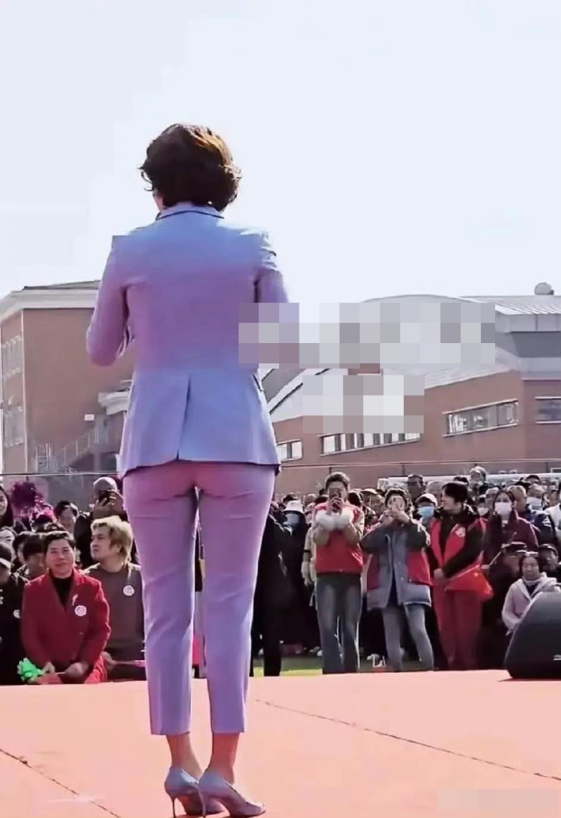 前央視主播張蕾日前出席公開活動時，因穿上緊身西裝褲而被批不雅。