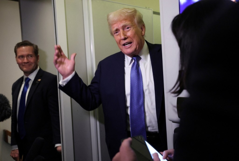 特朗普在空軍一號上透露，將與普京在周二通電話。路透社