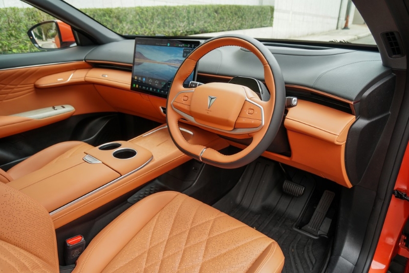 Deepal深藍S07標準續航版試駕：環抱式車廂用料與造工皆上乘，并提供橙或黑兩色配搭。