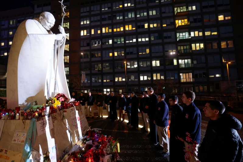 有信徒在醫院外祈禱。路透社