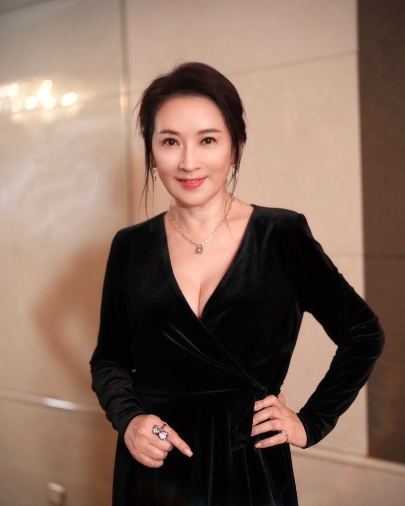 龔慈恩在IG上載三張出席活動時的裝扮照。