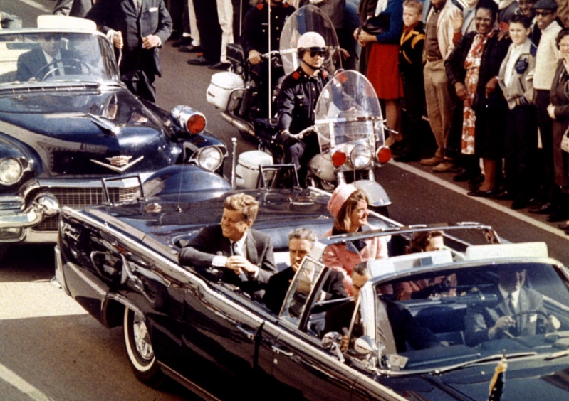 1963年11月22日，肯尼迪與妻子乘車行經德州達拉斯，不久后他就遭槍殺身亡。路透社