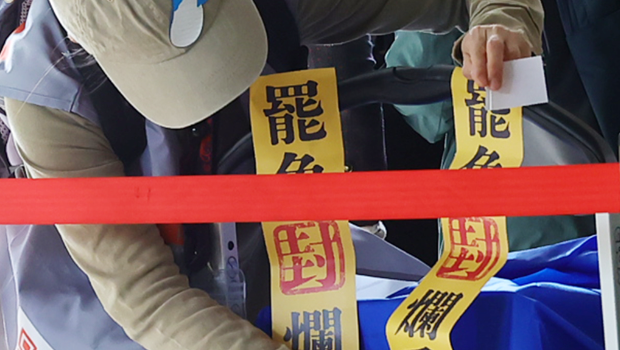 圖為罷免團體工作人員在載運資料的推車上貼著罷免爛委的封條 圖為罷免團體工作人員在載運資料的推車上貼著罷免爛委的封條