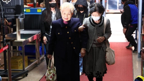 臺北地院20日針對京華城案開庭,提訊前臺北市長柯文哲等4人??挛恼芷拮雨惻彗鳎ㄓ遥?、母親何瑞英(左)抵達北院領完旁聽證后,回家休息,在開庭前返回北院旁聽。 臺北地院20日針對京華城案開庭,提訊前臺北市長柯文哲等4人??挛恼芷拮雨惻彗鳎ㄓ遥?、母親何瑞英(左)抵達北院領完旁聽證后,回家休息,在開庭前返回北院旁聽。