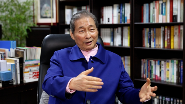 竹聯幫大佬“白狼”張安樂曝劉振南近日突然離開臺灣。