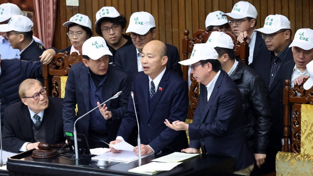 黨團成員并上到主席臺包圍“立法院長”韓國瑜（中）理論，韓衹得宣布休息。