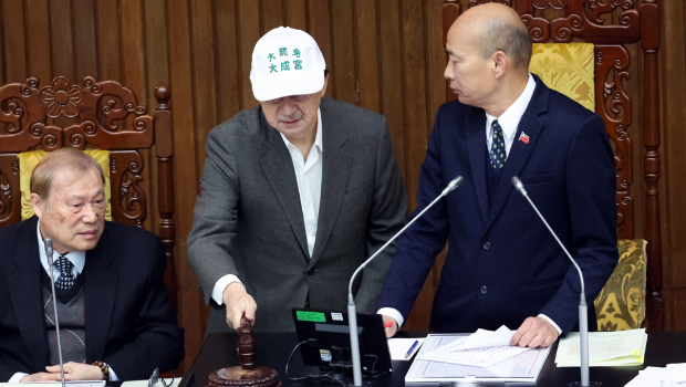 柯建銘（中）甚至上到主席臺，當著韓國瑜（右）的面拿起木槌敲擊