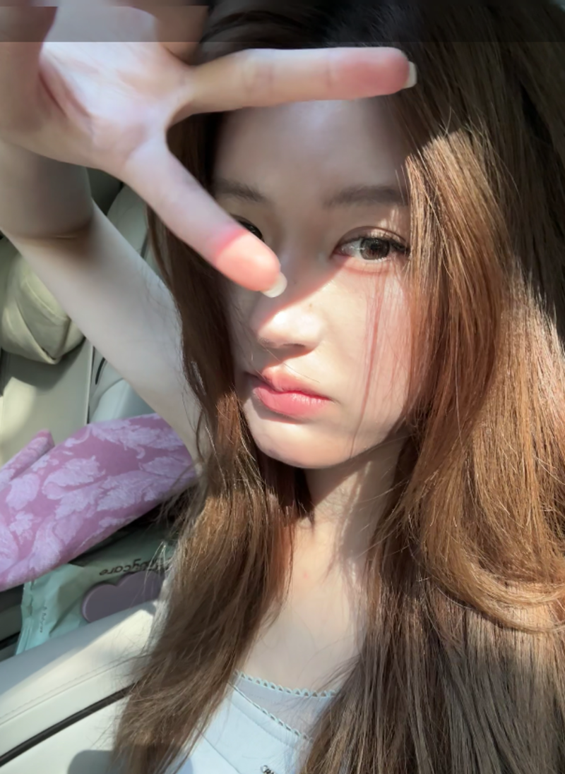 趙露思遭網友私訊飆罵廢物，曬自拍照比YA回應。