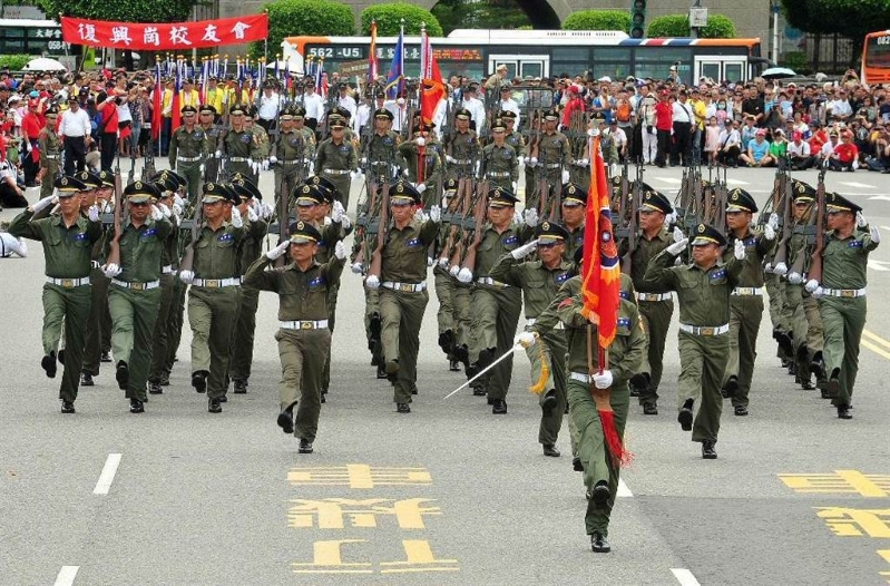 2016年，由陸軍官校?？瓢嘈Ｓ褧M成的「中興連」踢正步，手中的步槍即為57步槍。（中時資料照／劉宗龍攝）