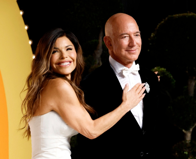 61歲亞馬遜創辦人貝佐斯（Jeff Bezos）傳出已經發送喜帖，夏天將在意大利水都威尼斯迎娶未婚妻桑琪士（Lauren Sanchez）。圖為2人3月2日出席奧斯卡金像獎。（路透）