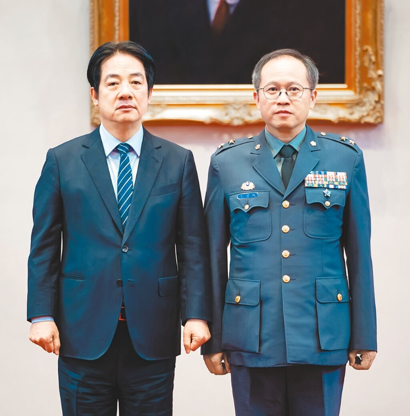 新資通電軍指揮官由毛建秋（右）中將升任。圖為賴清德總統（左）與毛建秋。（總統府提供）