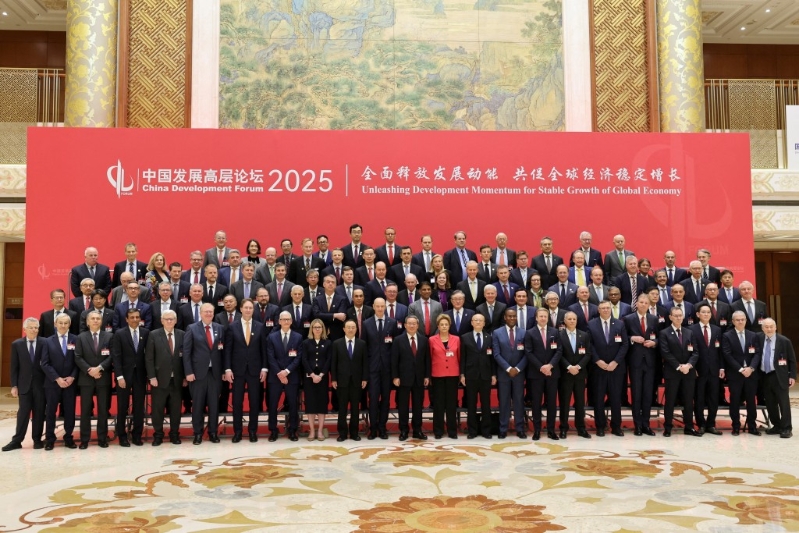 總理李強和參加中國發展高層論壇嘉賓合影。