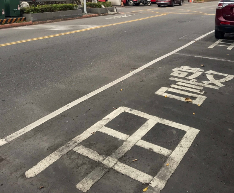 圖為警用停車格。