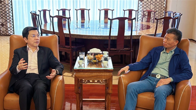 郭英成(右) 郭英成(右)