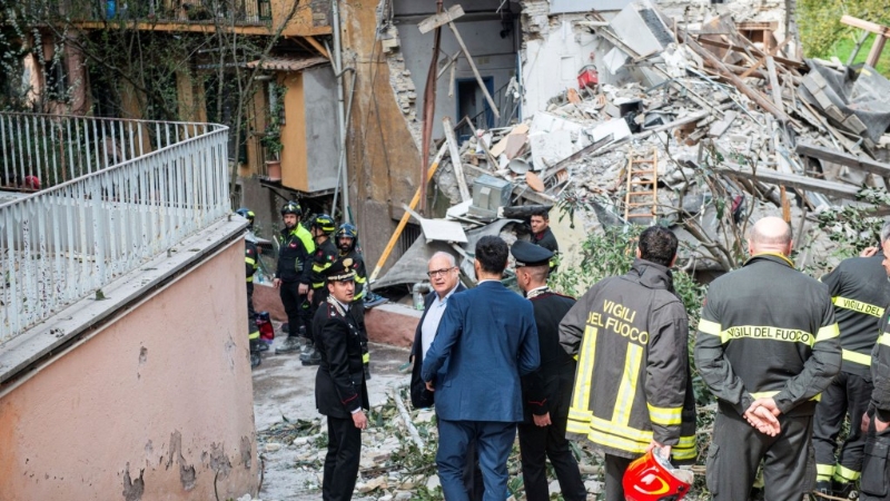 羅馬市長瓜爾蒂里到場視察。 美聯社