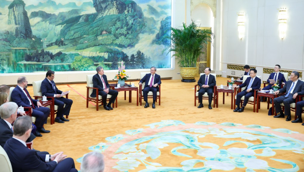 李強會見美國聯邦參議員戴安斯一行。