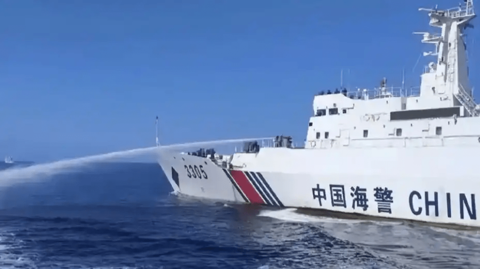 日本多艘漁船只闖釣魚島，中國海警驅離。 中國海警資料圖.png