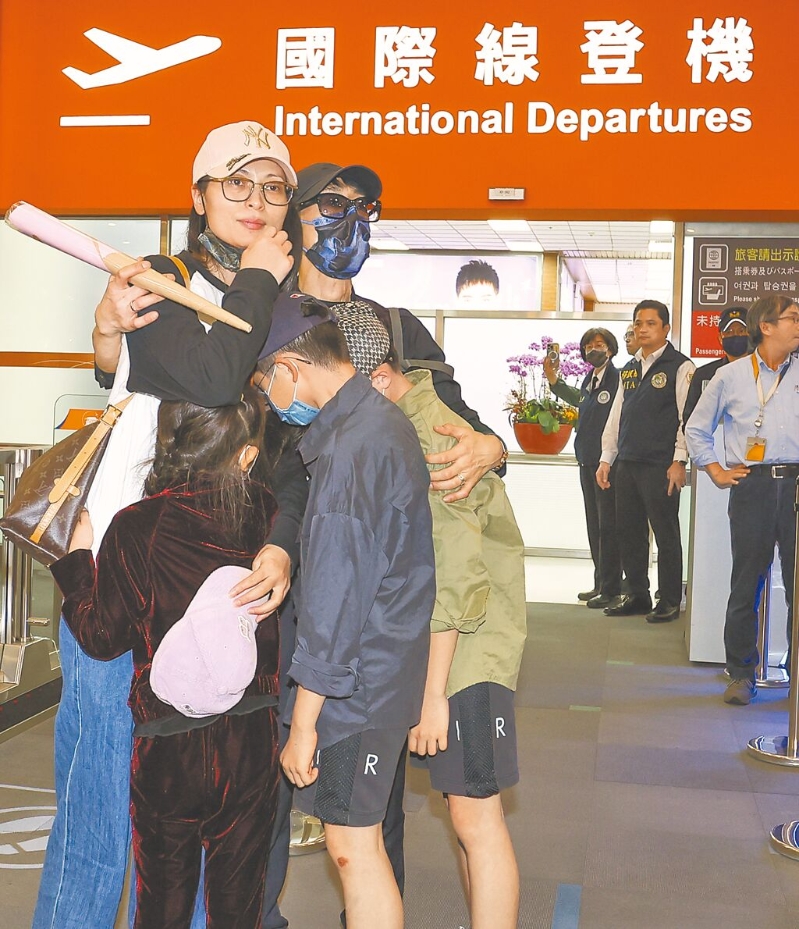 陸配劉振亞25日晚間從松山機場離臺，搭機前與丈夫及小孩依依不舍擁抱。