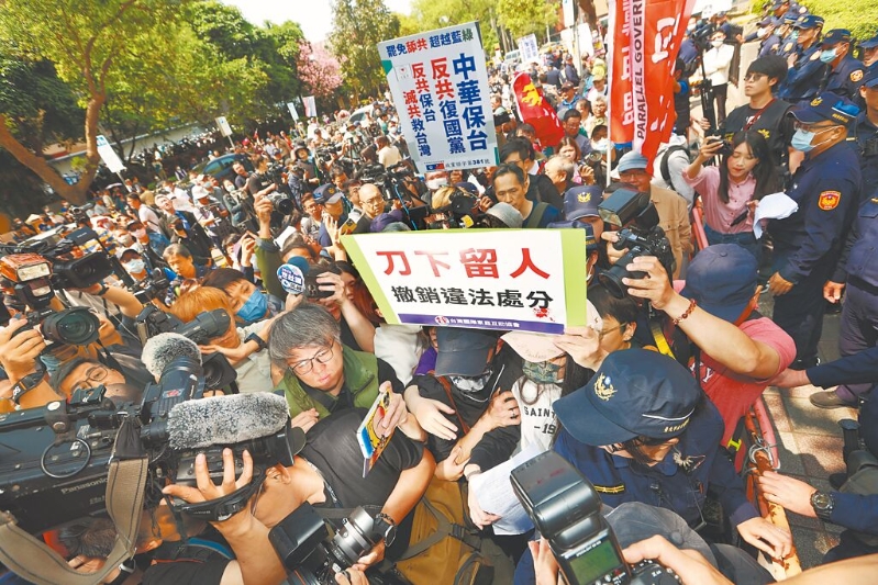 陸配劉振亞遭令限期離境，她與臺灣國際家庭互助協會25日白天至內政部抗議，要求撤銷處分，一度遭支持驅離群眾包圍大喊「滾回去」。