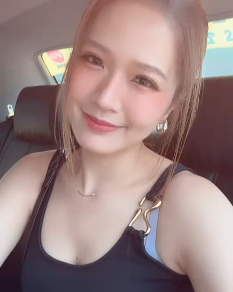 梁敏巧上載一條身處車廂內的自拍影片，微微高角度自拍，曝露了胸前的痣。