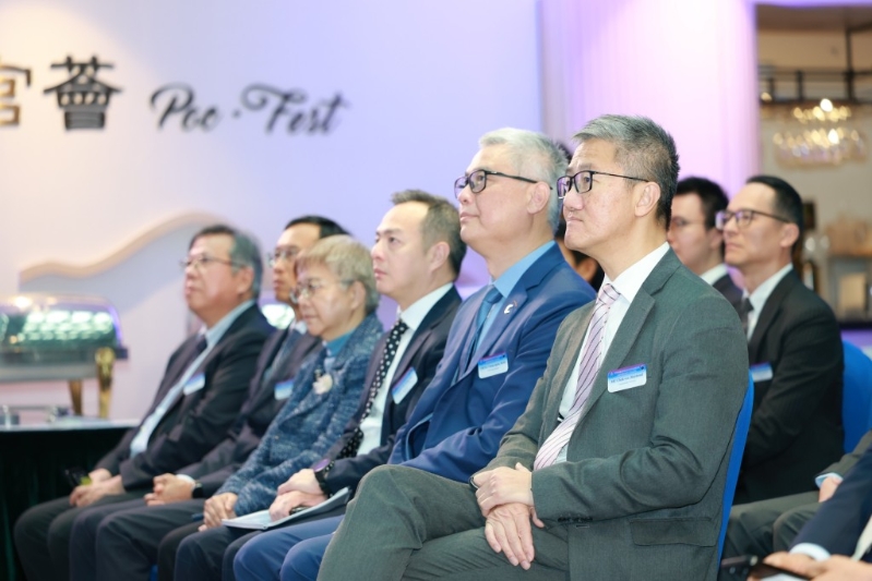 警務處處長蕭澤頤(右)聯同「顧問小組」成員出席委任儀式，見證第二屆「科技罪案警政顧問小組」正式成立。