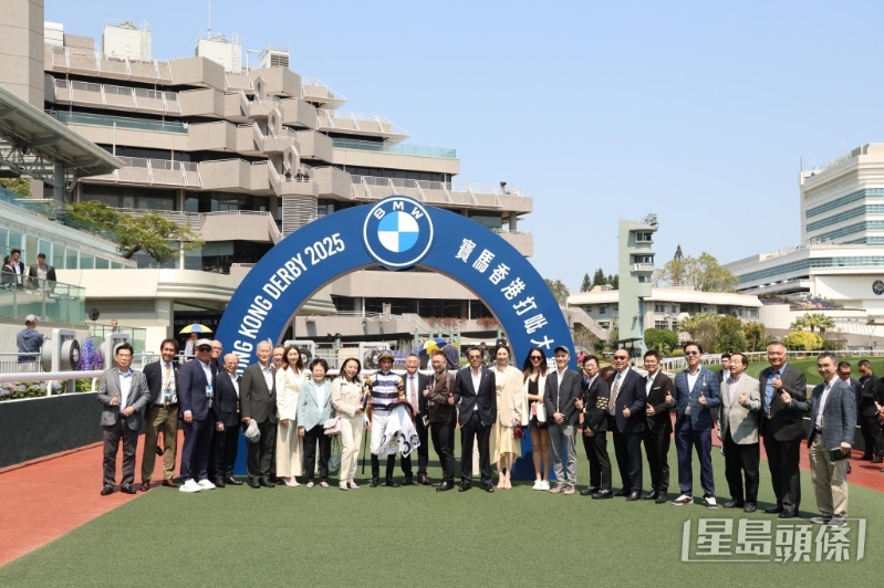 李嘉慧（右九）日前與老公任偉成（右八）拉頭馬。