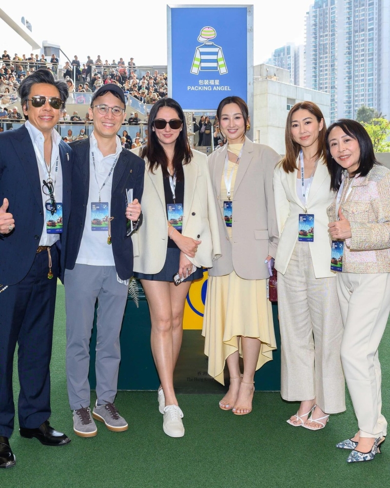 李嘉慧（左三）穿上西裝外套，內搭短裙曬出超長美腿。