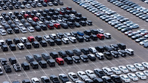 美國加州轉運港口的汽車。